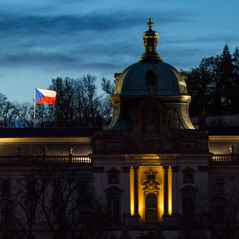 Strakova akademie s českou vlajkou