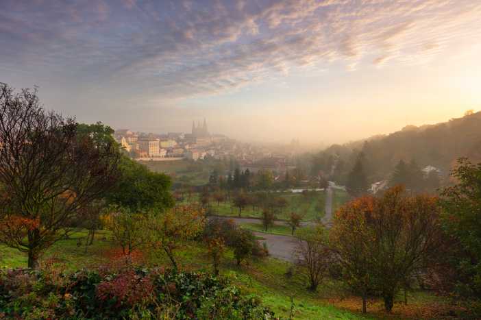 Nádherné podzimní ráno nad Pražským hradem