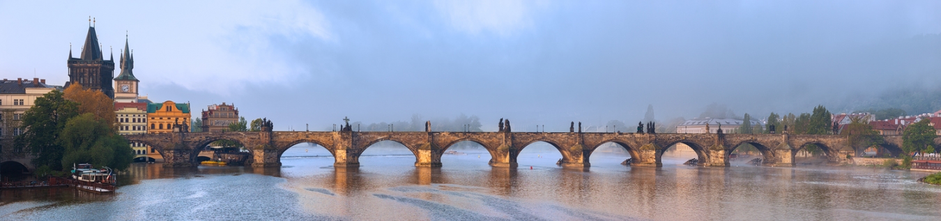 Panorama Karlova mostu s mlhou