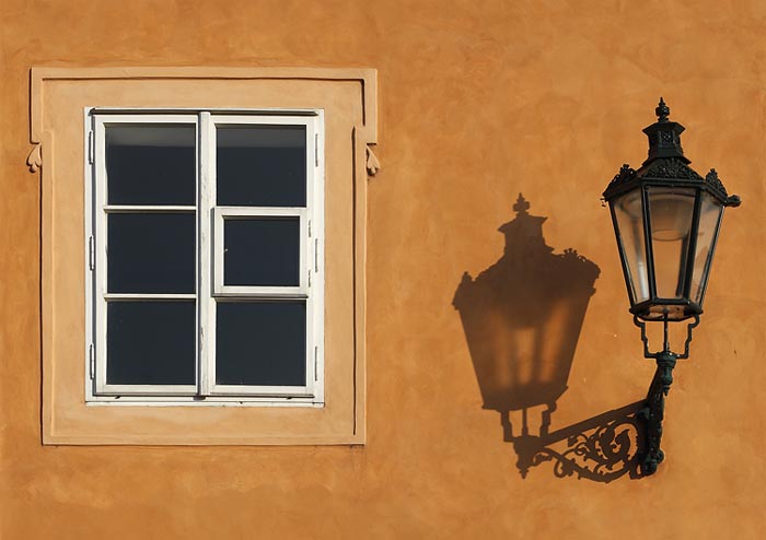Lampa a okno na Úvozu