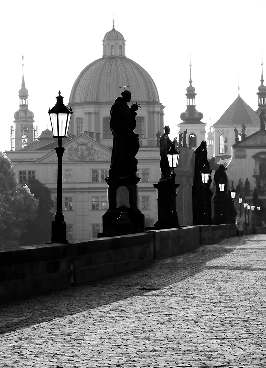 Linie lamp na Karlově mostu