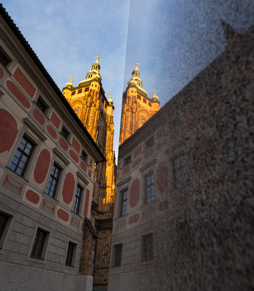 Odraz v obelisku na Pražském hradě