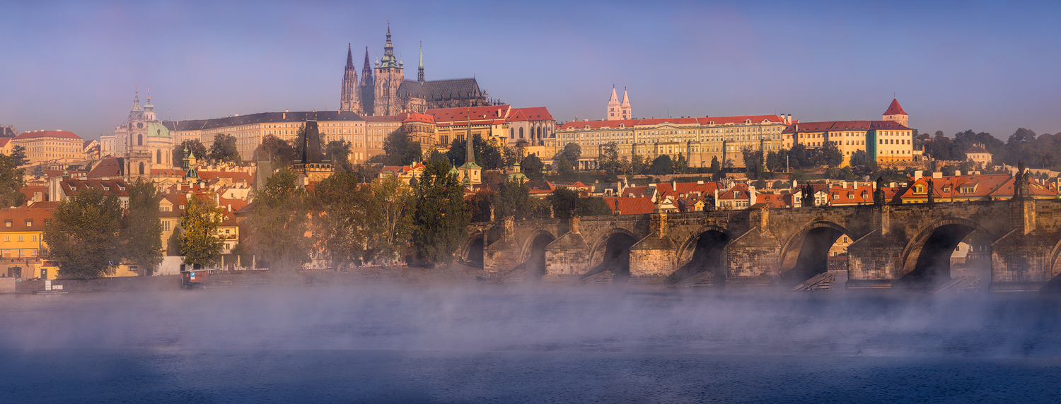 Panorama Pražského Hradu v mlze