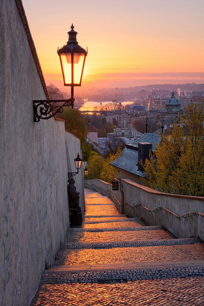Staré zámecké schody při východu slunce