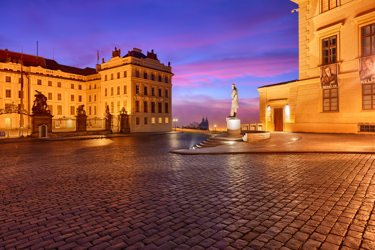 Tatíček Masaryk na Hradčanském náměstí