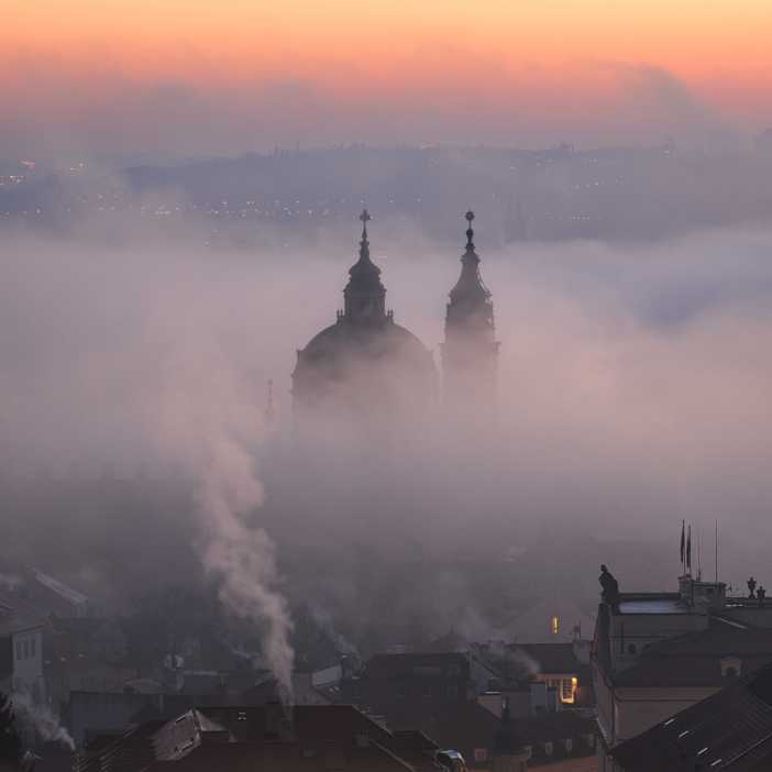 Chrám svatého Mikuláše v ranní mlze