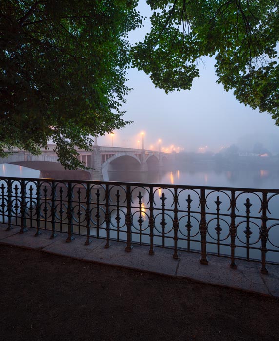 Mánesův most pod mlhou