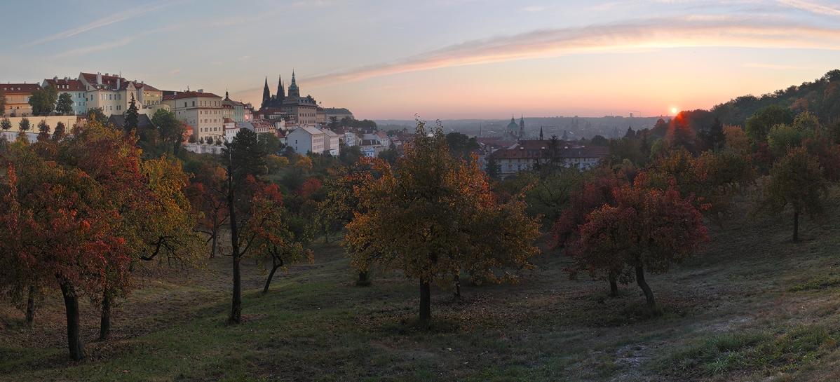 Podzimní panorama pražského hradu