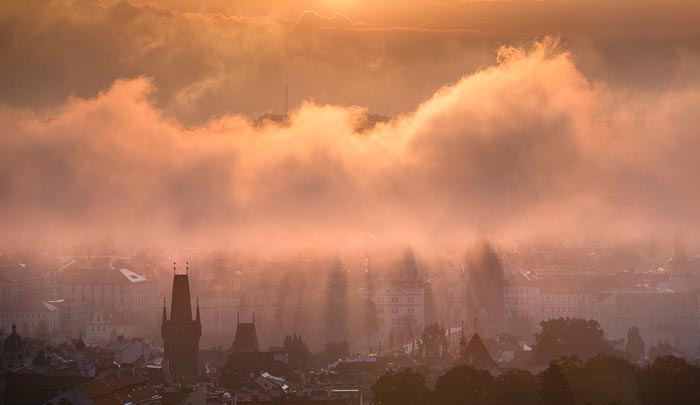 Praha pod mlhou