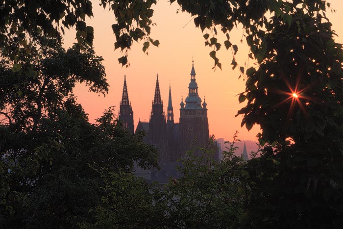 Průhled na Pražský hrad