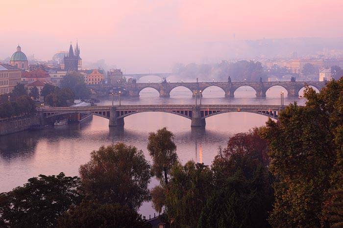 Ranní mlha nad pražskými mosty