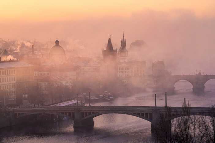 Staroměstské věže v ranní mlze