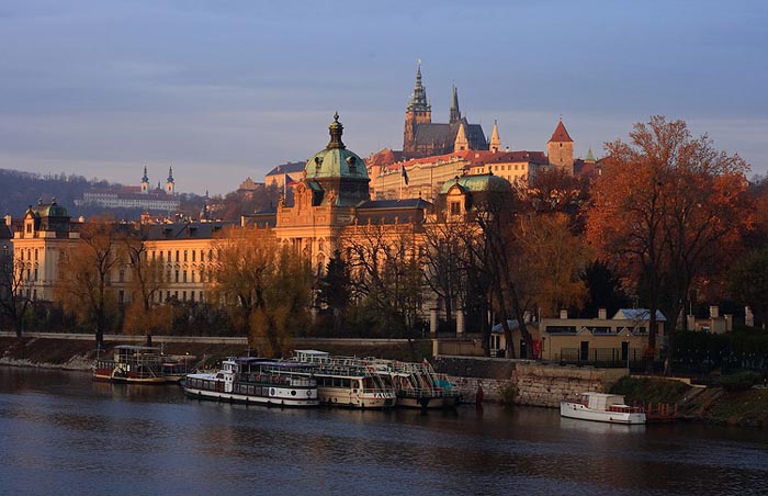 Strakova akademie a Hrad