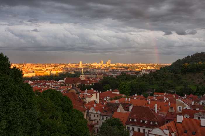 Temné mraky a poslední světlo nad Prahou