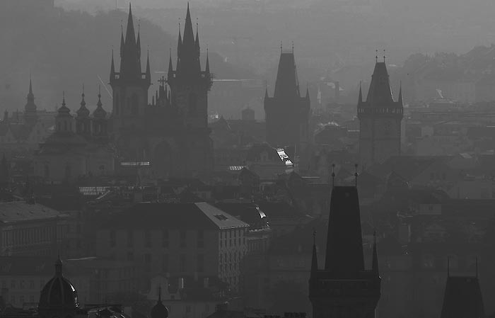 Praha utopená ve světle